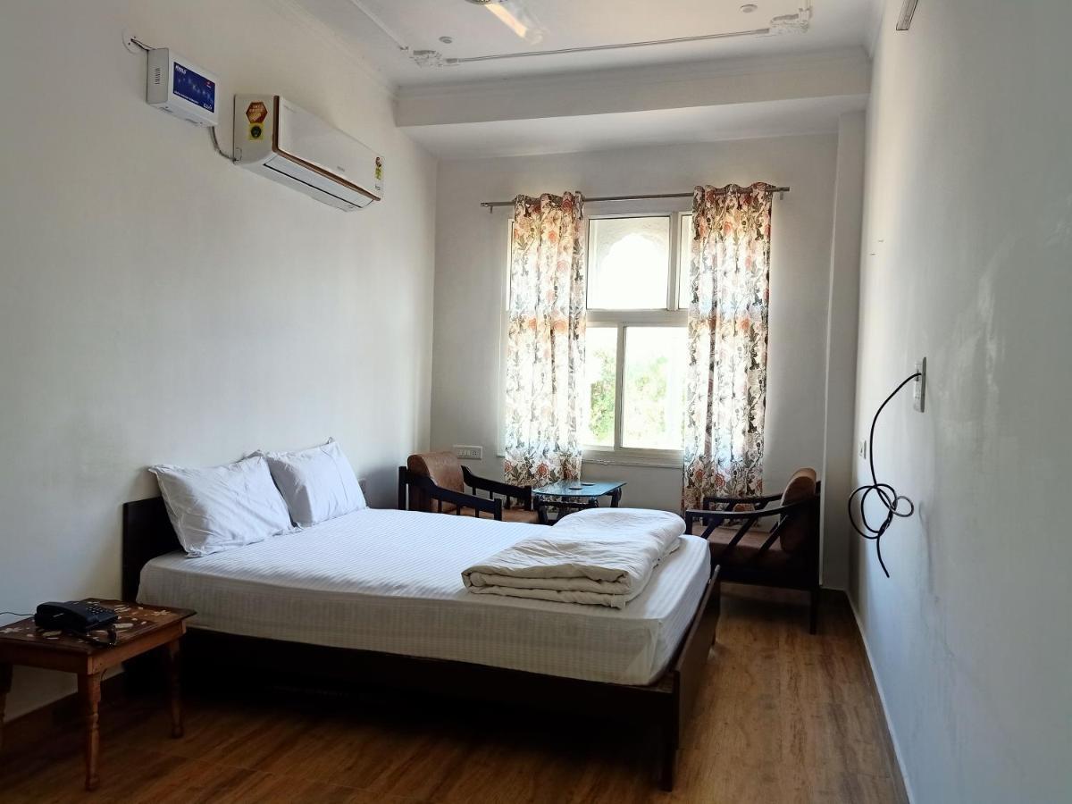 מלון סוואי מדופור Hindupura Residency מראה חיצוני תמונה