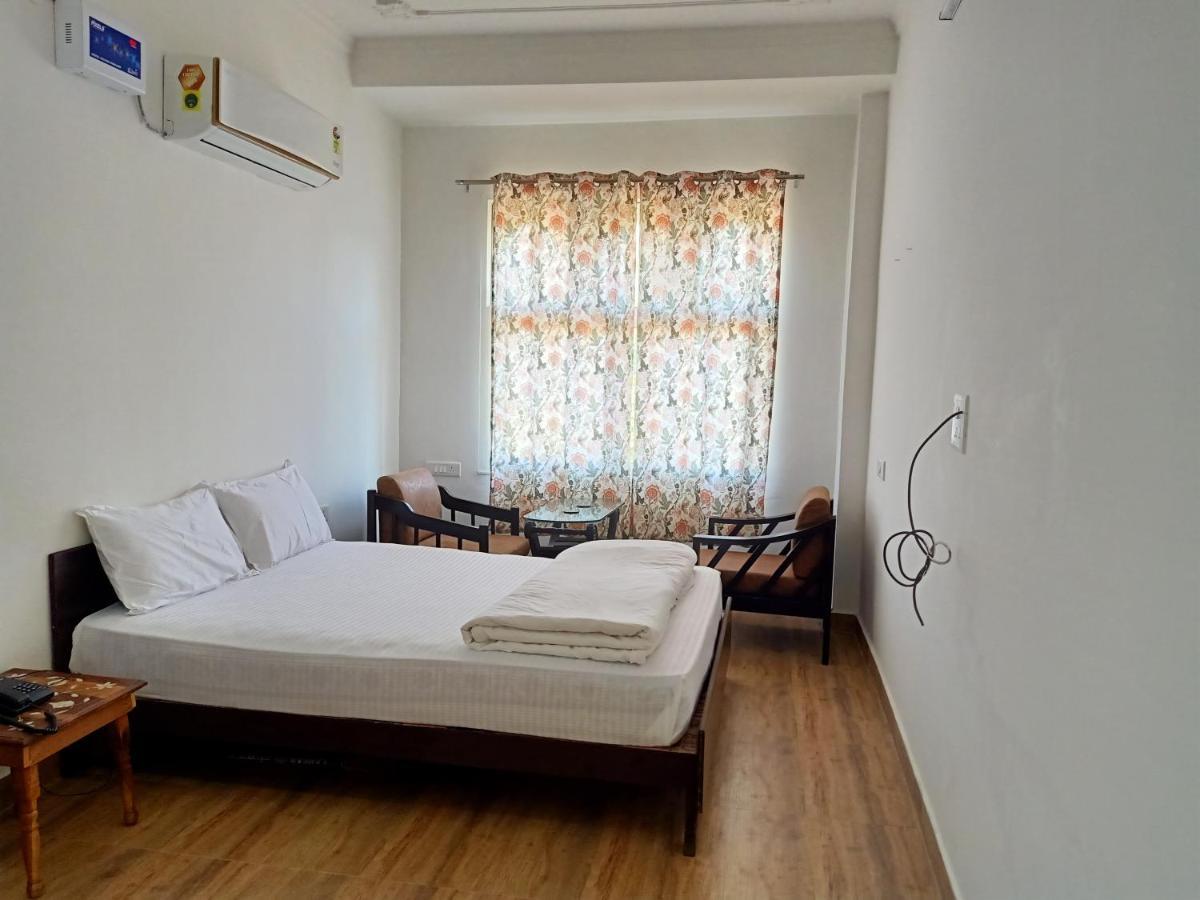 מלון סוואי מדופור Hindupura Residency מראה חיצוני תמונה
