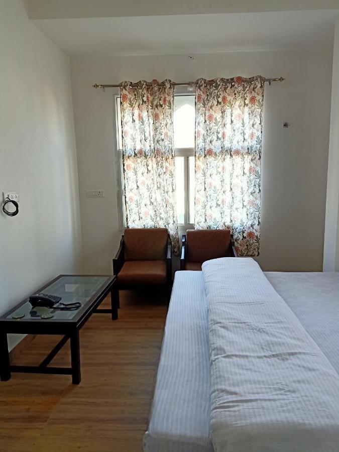מלון סוואי מדופור Hindupura Residency מראה חיצוני תמונה