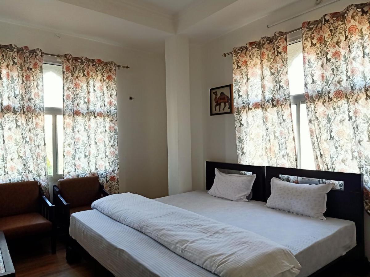 מלון סוואי מדופור Hindupura Residency מראה חיצוני תמונה
