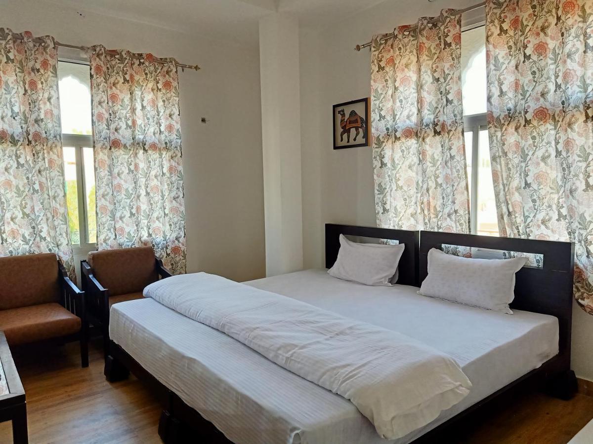 מלון סוואי מדופור Hindupura Residency מראה חיצוני תמונה
